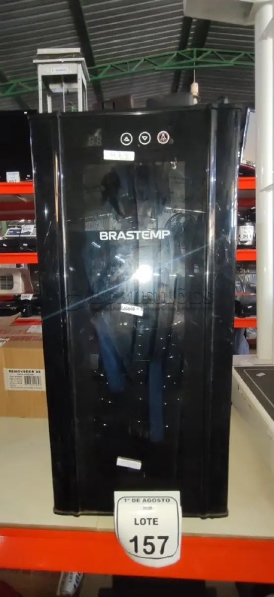 LOTE 157 - 01 ADEGA DE VINHOS 220V MARCA BRASTEMP. (NO ESTADO) ATENÇÃO! FAZER A VISITAÇÃO ANTES DE ARREMATAR, NÃO SABEMOS SE FUNCIONA, LEILÃO NÃO TEM GARANTIA E NEM DEVOLUÇÃO, SUJEITO A POSSÍVEIS AVARIAS VISÍVEIS/OCULTAS E/OU AUSÊNCIA DE COMPONENTES.