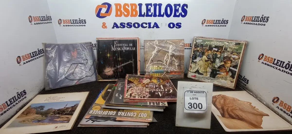 LOTE 300 - 01 LOTE COM GRANDE QUANTIDADE DE DISCOS VINIL. (NO ESTADO) ATENÇÃO! FAZER A VISITAÇÃO ANTES DE ARREMATAR, NÃO SABEMOS SE FUNCIONA, LEILÃO NÃO TEM GARANTIA E NEM DEVOLUÇÃO, SUJEITO A POSSÍVEIS AVARIAS VISÍVEIS/OCULTAS E/OU AUSÊNCIA DE COMPONENTES.