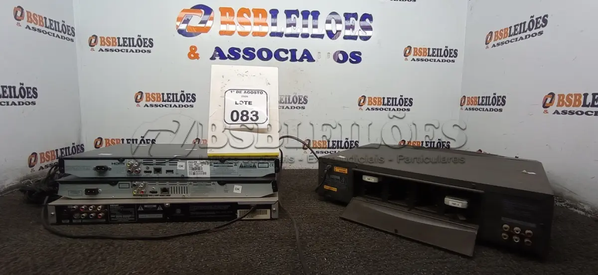LOTE 083 - 01 MUSIC PLAYER E 03 APARELHOS DE DVD DE MARCAS E MODELOS DIVERSOS. (NO ESTADO) ATENÇÃO! FAZER A VISITAÇÃO ANTES DE ARREMATAR, NÃO SABEMOS SE FUNCIONA, LEILÃO NÃO TEM GARANTIA E NEM DEVOLUÇÃO, SUJEITO A POSSÍVEIS AVARIAS VISÍVEIS/OCULTAS E/OU AUSÊNCIA DE COMPONENTES.