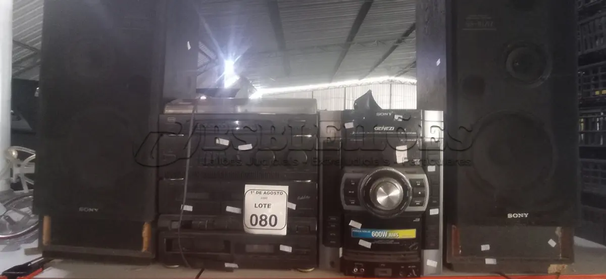 LOTE 080 - 01 MINI SYSTEM MARCA GENEZI E 01 APARELHO DE SOM 3 EM 1 MODELO SS-7700 MARCA CCE E 01 CAIXA DE SOM MODELO SS-B1212 MARCA SONY. (NO ESTADO) ATENÇÃO! FAZER A VISITAÇÃO ANTES DE ARREMATAR, NÃO SABEMOS SE FUNCIONA, LEILÃO NÃO TEM GARANTIA E NEM DEVOLUÇÃO, SUJEITO A POSSÍVEIS AVARIAS VISÍVEIS/OCULTAS E/OU AUSÊNCIA DE COMPONENTES.