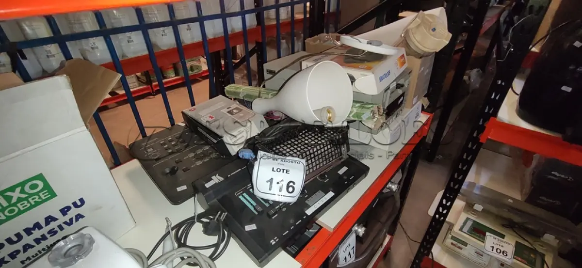 LOTE 116 - 01 REFLETOR HOLOFOTE, 02 MIXERS DE ÁUDIO E VÍDEO MARCAS PANASONIC E KRAMER, 03 ROTEADORES, 01 GUILHOTINA DE PAPEL, CAIXAS DE LUZ E ITENS VARIADOS. (NO ESTADO) ATENÇÃO! FAZER A VISITAÇÃO ANTES DE ARREMATAR, NÃO SABEMOS SE FUNCIONA, LEILÃO NÃO TEM GARANTIA E NEM DEVOLUÇÃO, SUJEITO A POSSÍVEIS AVARIAS VISÍVEIS/OCULTAS E/OU AUSÊNCIA DE COMPONENTES.