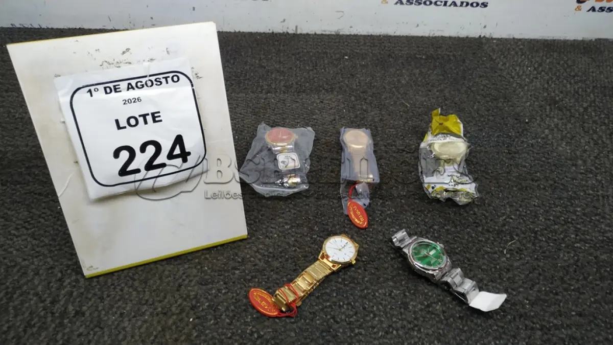 LOTE 224 - 05 RELÓGIOS DE PULSO DE MODELOS DIVERSOS. (NO ESTADO) ATENÇÃO! FAZER A VISITAÇÃO ANTES DE ARREMATAR, NÃO SABEMOS SE FUNCIONA, LEILÃO NÃO TEM GARANTIA E NEM DEVOLUÇÃO, SUJEITO A POSSÍVEIS AVARIAS VISÍVEIS/OCULTAS E/OU AUSÊNCIA DE COMPONENTES.