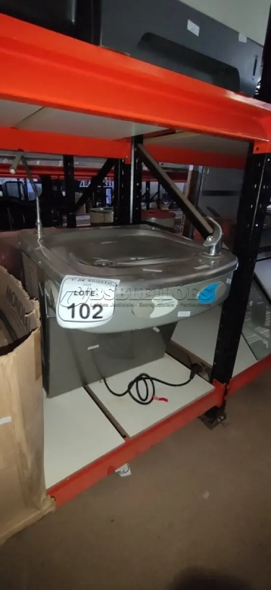 LOTE 102 - 01 BEBEDOURO DE PAREDE EM INOX. (NO ESTADO) ATENÇÃO! FAZER A VISITAÇÃO ANTES DE ARREMATAR, NÃO SABEMOS SE FUNCIONA, LEILÃO NÃO TEM GARANTIA E NEM DEVOLUÇÃO, SUJEITO A POSSÍVEIS AVARIAS VISÍVEIS/OCULTAS E/OU AUSÊNCIA DE COMPONENTES.