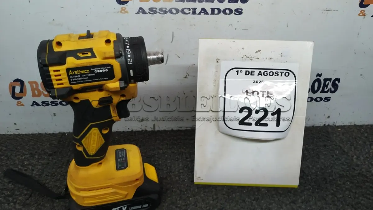 LOTE 221 - 01 FURADEIRA A BATERIA 21V MARCA ARSTHECO. (NO ESTADO) ATENÇÃO! FAZER A VISITAÇÃO ANTES DE ARREMATAR, NÃO SABEMOS SE FUNCIONA, LEILÃO NÃO TEM GARANTIA E NEM DEVOLUÇÃO, SUJEITO A POSSÍVEIS AVARIAS VISÍVEIS/OCULTAS E/OU AUSÊNCIA DE COMPONENTES.
