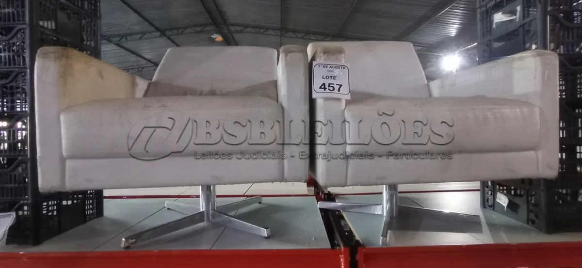 LOTE 457 - 02 POLTRONAS COM BASES GIRATÓRIAS NA COR BRANCA. (NO ESTADO) ATENÇÃO! FAZER A VISITAÇÃO ANTES DE ARREMATAR, NÃO SABEMOS SE FUNCIONA, LEILÃO NÃO TEM GARANTIA E NEM DEVOLUÇÃO, SUJEITO A POSSÍVEIS AVARIAS VISÍVEIS/OCULTAS E/OU AUSÊNCIA DE COMPONENTES.