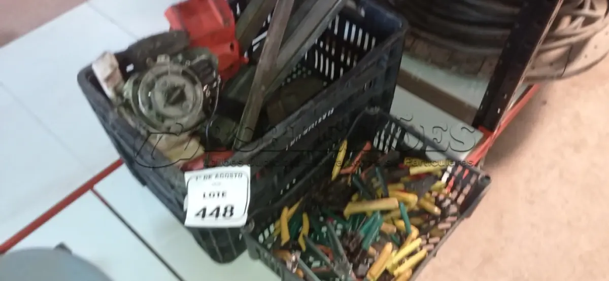 LOTE 448 - 01 MOTOR DE ROÇADEIRA PARA RETIRADA DE PEÇAS, VÁRIAS CANTONEIRAS DE FERRO E 01 CAIXA COM VÁRIOS ALICATES DE MARCAS E MODELOS DIVERSOS. (NO ESTADO) ATENÇÃO! FAZER A VISITAÇÃO ANTES DE ARREMATAR, NÃO SABEMOS SE FUNCIONA, LEILÃO NÃO TEM GARANTIA E NEM DEVOLUÇÃO, SUJEITO A POSSÍVEIS AVARIAS VISÍVEIS/OCULTAS E/OU AUSÊNCIA DE COMPONENTES.
