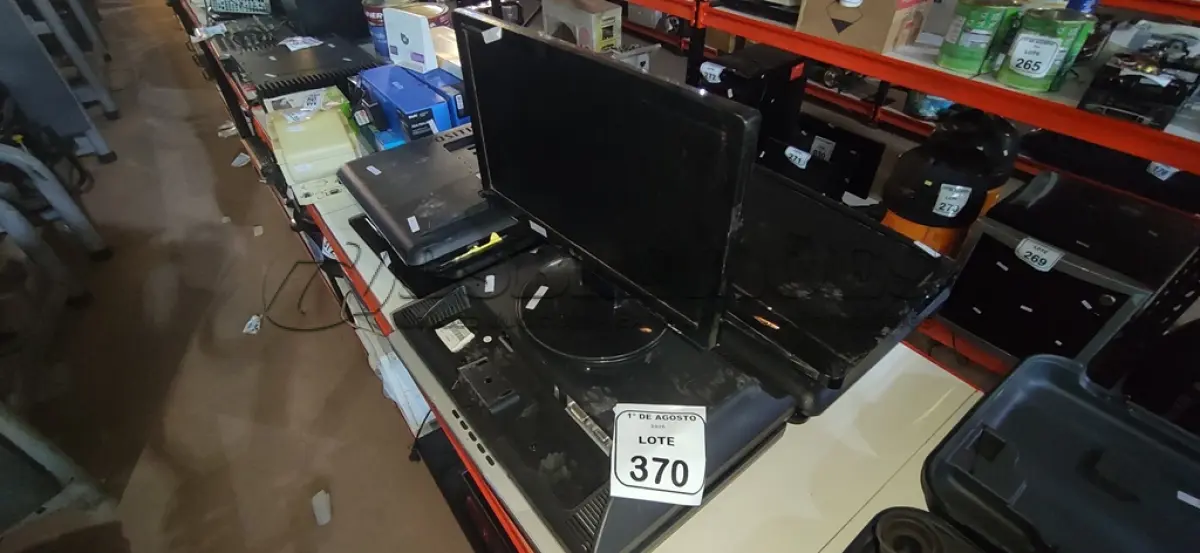 LOTE 370 - 10 MONITORES DE MARCAS E MODELOS DIVERSAS. (NO ESTADO) ATENÇÃO! FAZER A VISITAÇÃO ANTES DE ARREMATAR, NÃO SABEMOS SE FUNCIONA, LEILÃO NÃO TEM GARANTIA E NEM DEVOLUÇÃO, SUJEITO A POSSÍVEIS AVARIAS VISÍVEIS/OCULTAS E/OU AUSÊNCIA DE COMPONENTES.