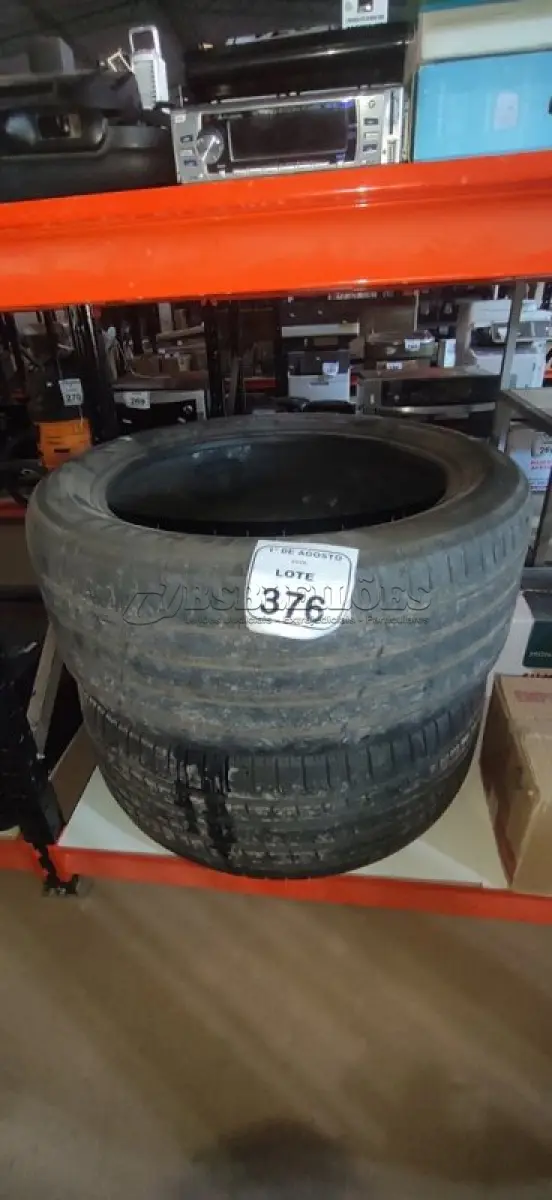 LOTE 376 - 01 PNEU 275/45 R20 E01 PNEU 275/40 2R 20. (NO ESTADO) ATENÇÃO! FAZER A VISITAÇÃO ANTES DE ARREMATAR, NÃO SABEMOS SE FUNCIONA, LEILÃO NÃO TEM GARANTIA E NEM DEVOLUÇÃO, SUJEITO A POSSÍVEIS AVARIAS VISÍVEIS/OCULTAS E/OU AUSÊNCIA DE COMPONENTES.