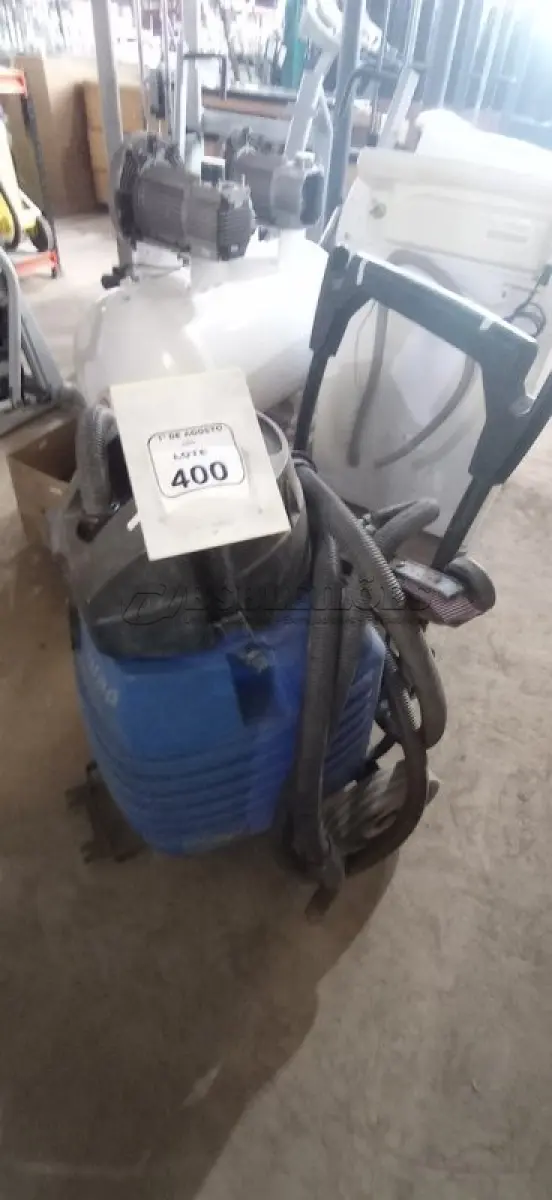 LOTE 400 - 01 ASPIRADOR INDUSTRIAL MODELO FLOOR VAC 1500 MARCA WAP. (NO ESTADO) ATENÇÃO! FAZER A VISITAÇÃO ANTES DE ARREMATAR, NÃO SABEMOS SE FUNCIONA, LEILÃO NÃO TEM GARANTIA E NEM DEVOLUÇÃO, SUJEITO A POSSÍVEIS AVARIAS VISÍVEIS/OCULTAS E/OU AUSÊNCIA DE COMPONENTES.