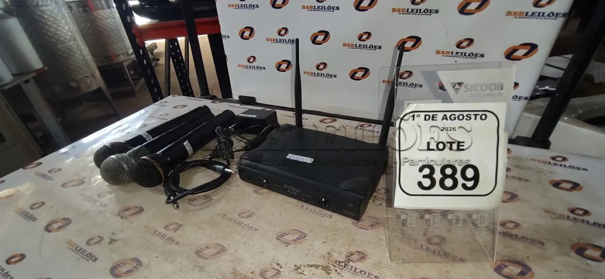 LOTE 389 - 03 MICROFONES E 01 RECEPTOR. (NO ESTADO) ATENÇÃO! FAZER A VISITAÇÃO ANTES DE ARREMATAR, NÃO SABEMOS SE FUNCIONA, LEILÃO NÃO TEM GARANTIA E NEM DEVOLUÇÃO, SUJEITO A POSSÍVEIS AVARIAS VISÍVEIS/OCULTAS E/OU AUSÊNCIA DE COMPONENTES.