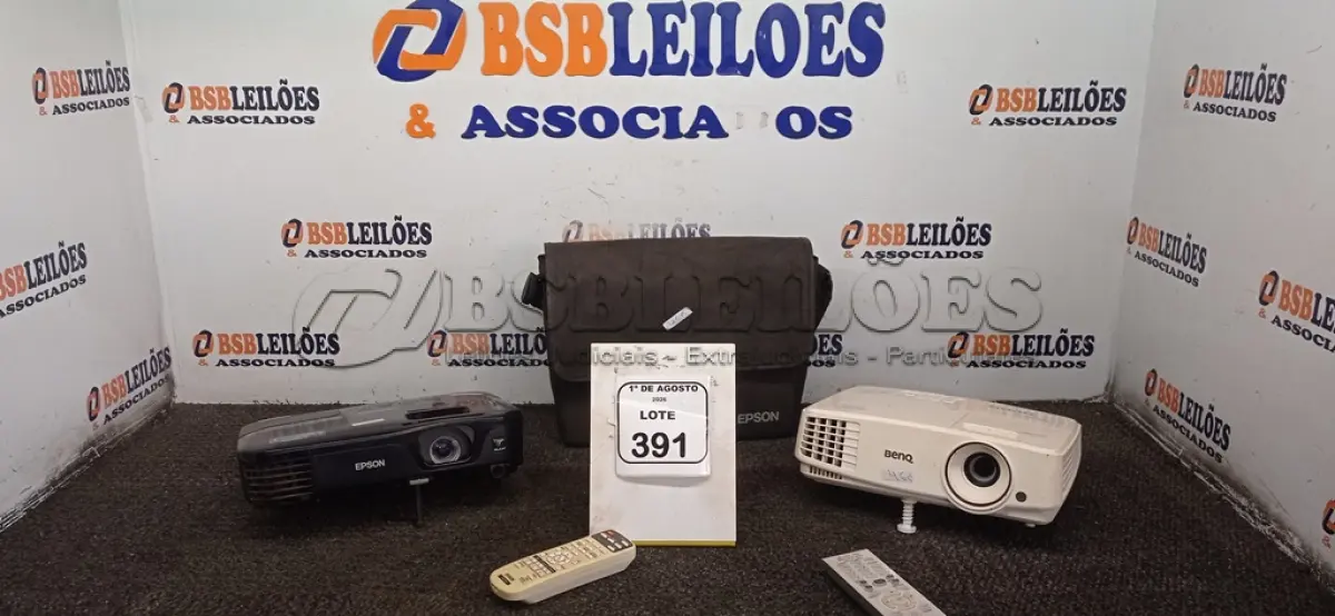 LOTE 391 - 02 PROJETORES MARCAS BENQ E EPSON. (NO ESTADO) ATENÇÃO! FAZER A VISITAÇÃO ANTES DE ARREMATAR, NÃO SABEMOS SE FUNCIONA, LEILÃO NÃO TEM GARANTIA E NEM DEVOLUÇÃO, SUJEITO A POSSÍVEIS AVARIAS VISÍVEIS/OCULTAS E/OU AUSÊNCIA DE COMPONENTES.