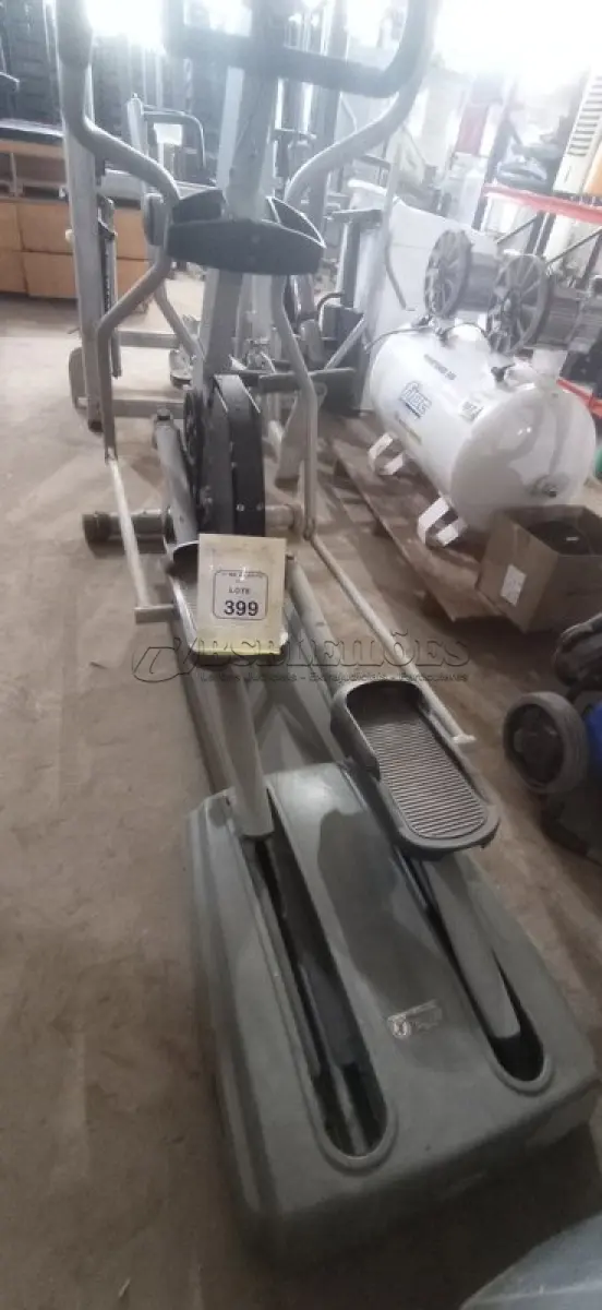 LOTE 399 - 01 APARELHO ELÍPTICO. (NO ESTADO) ATENÇÃO! FAZER A VISITAÇÃO ANTES DE ARREMATAR, NÃO SABEMOS SE FUNCIONA, LEILÃO NÃO TEM GARANTIA E NEM DEVOLUÇÃO, SUJEITO A POSSÍVEIS AVARIAS VISÍVEIS/OCULTAS E/OU AUSÊNCIA DE COMPONENTES.