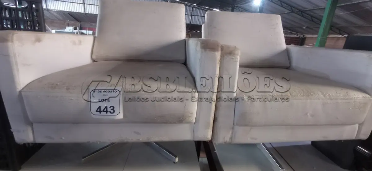 LOTE 443 - 02 POLTRONAS COM BASES GIRATÓRIAS NA COR BRANCA. (NO ESTADO) ATENÇÃO! FAZER A VISITAÇÃO ANTES DE ARREMATAR, NÃO SABEMOS SE FUNCIONA, LEILÃO NÃO TEM GARANTIA E NEM DEVOLUÇÃO, SUJEITO A POSSÍVEIS AVARIAS VISÍVEIS/OCULTAS E/OU AUSÊNCIA DE COMPONENTES.