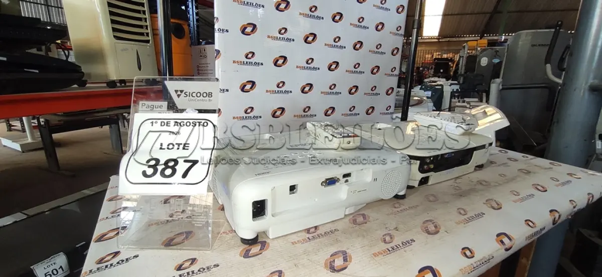 LOTE 387 - 02 PROJETORES MARCA EPSON. (NO ESTADO) ATENÇÃO! FAZER A VISITAÇÃO ANTES DE ARREMATAR, NÃO SABEMOS SE FUNCIONA, LEILÃO NÃO TEM GARANTIA E NEM DEVOLUÇÃO, SUJEITO A POSSÍVEIS AVARIAS VISÍVEIS/OCULTAS E/OU AUSÊNCIA DE COMPONENTES.