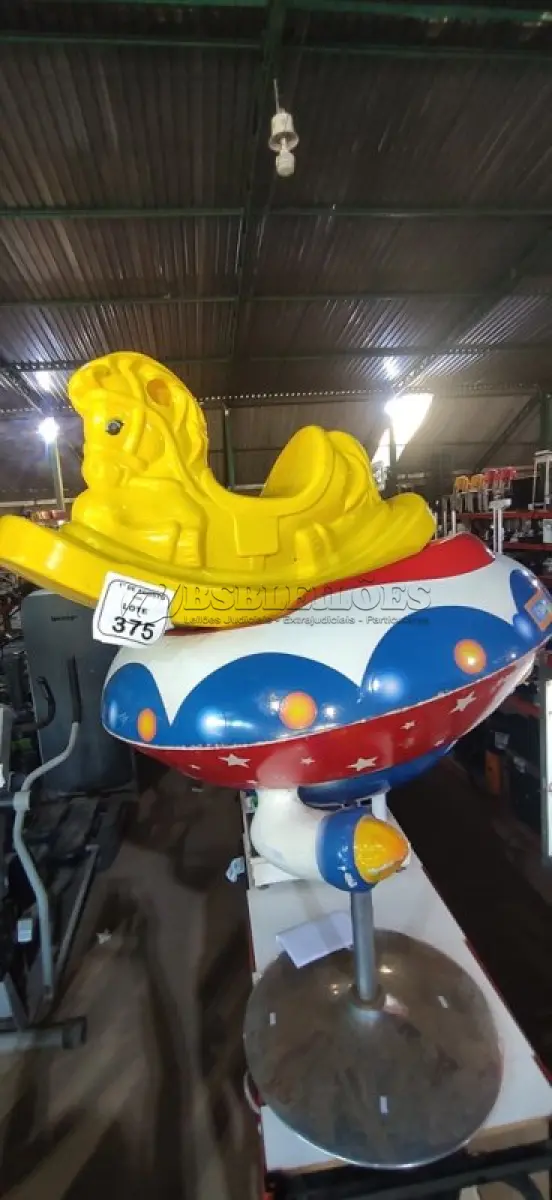 LOTE 375 - 01 BANQUETA INFANTIL PARA BARBEIROS. (NO ESTADO) ATENÇÃO! FAZER A VISITAÇÃO ANTES DE ARREMATAR, NÃO SABEMOS SE FUNCIONA, LEILÃO NÃO TEM GARANTIA E NEM DEVOLUÇÃO, SUJEITO A POSSÍVEIS AVARIAS VISÍVEIS/OCULTAS E/OU AUSÊNCIA DE COMPONENTES.