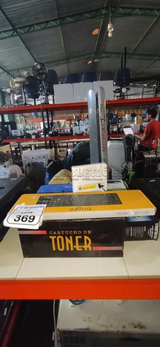 LOTE 369 - 01 IMPRESSORA DE CUPOM, 01 TECLADO PARA PC, 01 MOUSE COM GRAVADOR DE VOZ, 01 FONTE DE ALIMENTAÇÃO, 01 TELEFONE SEM FIO, 01 ROTEADOR, 01 PORTA USB KVM SWITCH E 03 TONERS DE IMPRESSORA. (NO ESTADO) ATENÇÃO! FAZER A VISITAÇÃO ANTES DE ARREMATAR, NÃO SABEMOS SE FUNCIONA, LEILÃO NÃO TEM GARANTIA E NEM DEVOLUÇÃO, SUJEITO A POSSÍVEIS AVARIAS VISÍVEIS/OCULTAS E/OU AUSÊNCIA DE COMPONENTES.
