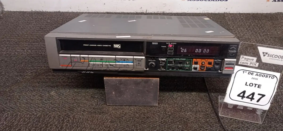 LOTE 447 - 01 APARELHO DE VÍDEO CASSETE MARCA PHILCO HITACHI. (NO ESTADO) ATENÇÃO! FAZER A VISITAÇÃO ANTES DE ARREMATAR, NÃO SABEMOS SE FUNCIONA, LEILÃO NÃO TEM GARANTIA E NEM DEVOLUÇÃO, SUJEITO A POSSÍVEIS AVARIAS VISÍVEIS/OCULTAS E/OU AUSÊNCIA DE COMPONENTES.