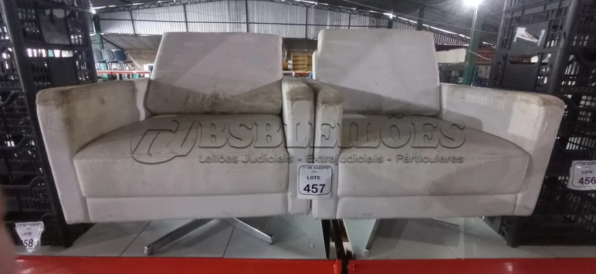 LOTE 457 - 02 POLTRONAS COM BASES GIRATÓRIAS NA COR BRANCA. (NO ESTADO) ATENÇÃO! FAZER A VISITAÇÃO ANTES DE ARREMATAR, NÃO SABEMOS SE FUNCIONA, LEILÃO NÃO TEM GARANTIA E NEM DEVOLUÇÃO, SUJEITO A POSSÍVEIS AVARIAS VISÍVEIS/OCULTAS E/OU AUSÊNCIA DE COMPONENTES.
