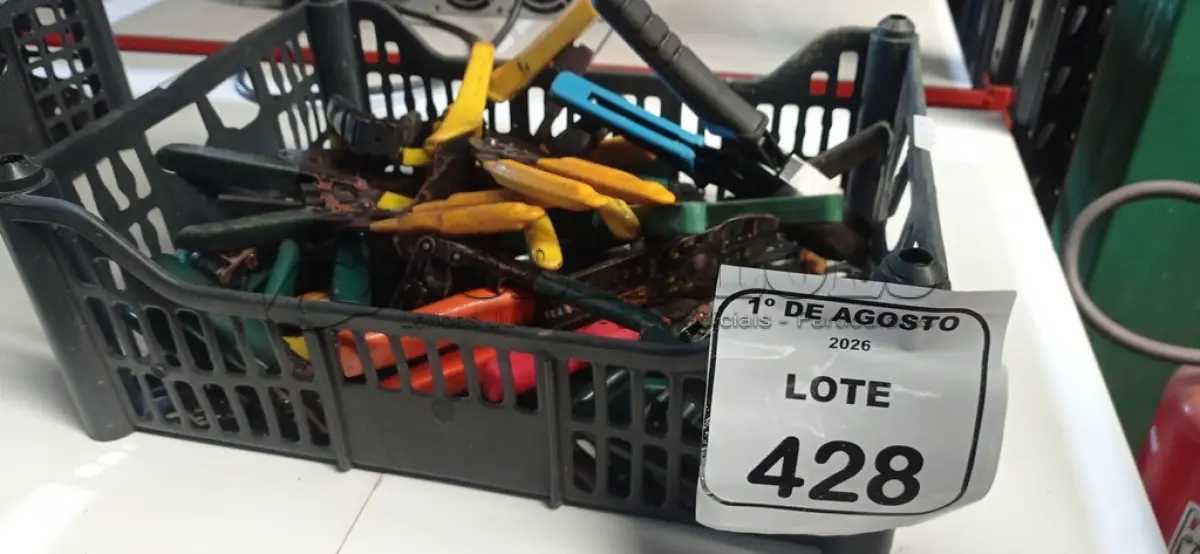 LOTE 428 - 01 CAIXA COM VÁRIOS ALICATES DE MARCAS E MODELOS DIVERSOS. (NO ESTADO) ATENÇÃO! FAZER A VISITAÇÃO ANTES DE ARREMATAR, NÃO SABEMOS SE FUNCIONA, LEILÃO NÃO TEM GARANTIA E NEM DEVOLUÇÃO, SUJEITO A POSSÍVEIS AVARIAS VISÍVEIS/OCULTAS E/OU AUSÊNCIA DE COMPONENTES.