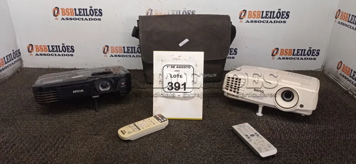 LOTE 391 - 02 PROJETORES MARCAS BENQ E EPSON. (NO ESTADO) ATENÇÃO! FAZER A VISITAÇÃO ANTES DE ARREMATAR, NÃO SABEMOS SE FUNCIONA, LEILÃO NÃO TEM GARANTIA E NEM DEVOLUÇÃO, SUJEITO A POSSÍVEIS AVARIAS VISÍVEIS/OCULTAS E/OU AUSÊNCIA DE COMPONENTES.