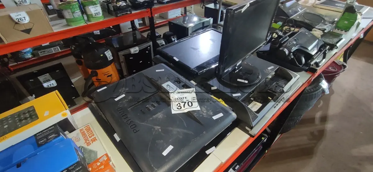 LOTE 370 - 10 MONITORES DE MARCAS E MODELOS DIVERSAS. (NO ESTADO) ATENÇÃO! FAZER A VISITAÇÃO ANTES DE ARREMATAR, NÃO SABEMOS SE FUNCIONA, LEILÃO NÃO TEM GARANTIA E NEM DEVOLUÇÃO, SUJEITO A POSSÍVEIS AVARIAS VISÍVEIS/OCULTAS E/OU AUSÊNCIA DE COMPONENTES.