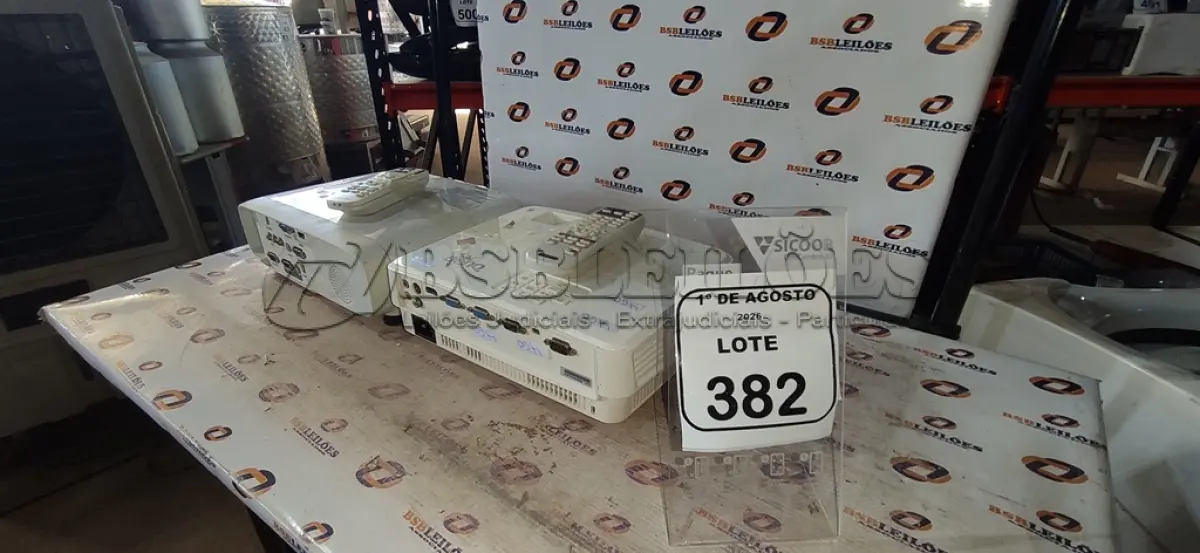 LOTE 382 - 02 PROJETORES MARCAS BENQ E EPSON. (NO ESTADO) ATENÇÃO! FAZER A VISITAÇÃO ANTES DE ARREMATAR, NÃO SABEMOS SE FUNCIONA, LEILÃO NÃO TEM GARANTIA E NEM DEVOLUÇÃO, SUJEITO A POSSÍVEIS AVARIAS VISÍVEIS/OCULTAS E/OU AUSÊNCIA DE COMPONENTES.
