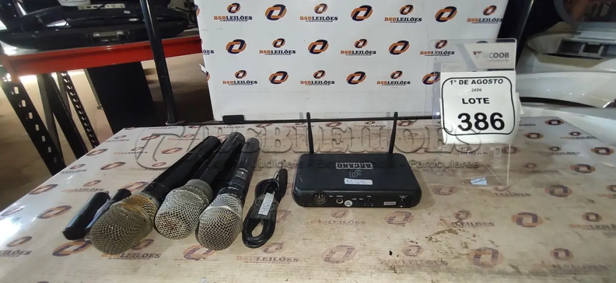 LOTE 386 - 03 MICROFONES E 01 RECEPTOR. (NO ESTADO) ATENÇÃO! FAZER A VISITAÇÃO ANTES DE ARREMATAR, NÃO SABEMOS SE FUNCIONA, LEILÃO NÃO TEM GARANTIA E NEM DEVOLUÇÃO, SUJEITO A POSSÍVEIS AVARIAS VISÍVEIS/OCULTAS E/OU AUSÊNCIA DE COMPONENTES.