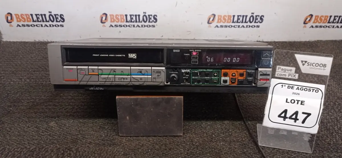 LOTE 447 - 01 APARELHO DE VÍDEO CASSETE MARCA PHILCO HITACHI. (NO ESTADO) ATENÇÃO! FAZER A VISITAÇÃO ANTES DE ARREMATAR, NÃO SABEMOS SE FUNCIONA, LEILÃO NÃO TEM GARANTIA E NEM DEVOLUÇÃO, SUJEITO A POSSÍVEIS AVARIAS VISÍVEIS/OCULTAS E/OU AUSÊNCIA DE COMPONENTES.