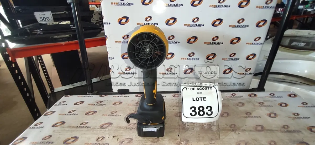 LOTE 383 - 01 SOPRADOR ELÉTRICO A BATERIA MARCA HOVI STAR. (NO ESTADO) ATENÇÃO! FAZER A VISITAÇÃO ANTES DE ARREMATAR, NÃO SABEMOS SE FUNCIONA, LEILÃO NÃO TEM GARANTIA E NEM DEVOLUÇÃO, SUJEITO A POSSÍVEIS AVARIAS VISÍVEIS/OCULTAS E/OU AUSÊNCIA DE COMPONENTES.