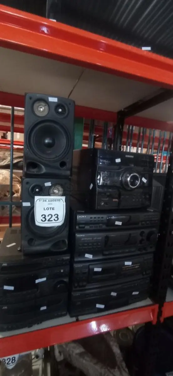 LOTE 323 - 03 APARELHOS DE SOM E 02 CAIXAS DE SOM DE MARCAS E MODELOS DIVERSOS. (NO ESTADO) ATENÇÃO! FAZER A VISITAÇÃO ANTES DE ARREMATAR, NÃO SABEMOS SE FUNCIONA, LEILÃO NÃO TEM GARANTIA E NEM DEVOLUÇÃO, SUJEITO A POSSÍVEIS AVARIAS VISÍVEIS/OCULTAS E/OU AUSÊNCIA DE COMPONENTES.