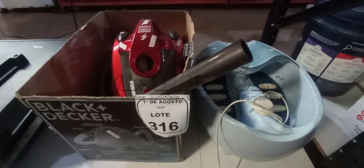 LOTE 316 - 01 MASSAGEADOR PARA PÉS E 01 ASPIRADOR MARCA BLACK DECKER. (NO ESTADO) ATENÇÃO! FAZER A VISITAÇÃO ANTES DE ARREMATAR, NÃO SABEMOS SE FUNCIONA, LEILÃO NÃO TEM GARANTIA E NEM DEVOLUÇÃO, SUJEITO A POSSÍVEIS AVARIAS VISÍVEIS/OCULTAS E/OU AUSÊNCIA DE COMPONENTES.