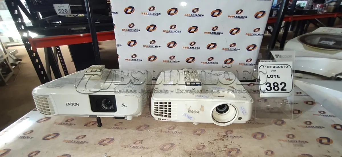 LOTE 382 - 02 PROJETORES MARCAS BENQ E EPSON. (NO ESTADO) ATENÇÃO! FAZER A VISITAÇÃO ANTES DE ARREMATAR, NÃO SABEMOS SE FUNCIONA, LEILÃO NÃO TEM GARANTIA E NEM DEVOLUÇÃO, SUJEITO A POSSÍVEIS AVARIAS VISÍVEIS/OCULTAS E/OU AUSÊNCIA DE COMPONENTES.
