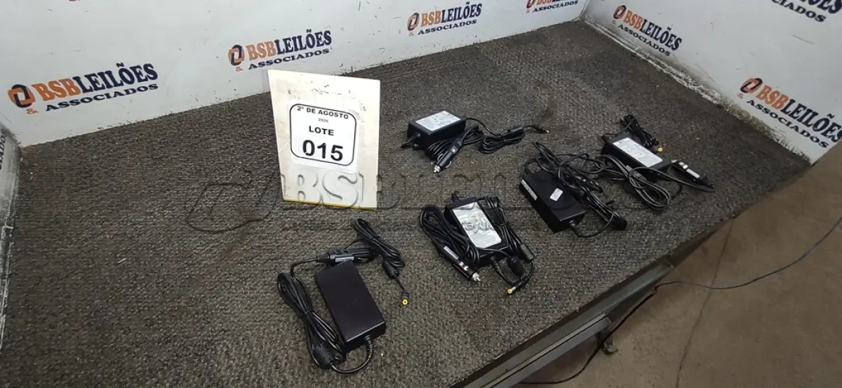 LOTE 015 - 06 FONTES CONVERSOR/ADAPTADOR DE ENERGIA 12V. (NO ESTADO) ATENÇÃO! FAZER A VISITAÇÃO ANTES DE ARREMATAR, NÃO SABEMOS SE FUNCIONA, LEILÃO NÃO TEM GARANTIA E NEM DEVOLUÇÃO, SUJEITO A POSSÍVEIS AVARIAS VISÍVEIS/OCULTAS E/OU AUSÊNCIA DE COMPONENTES.