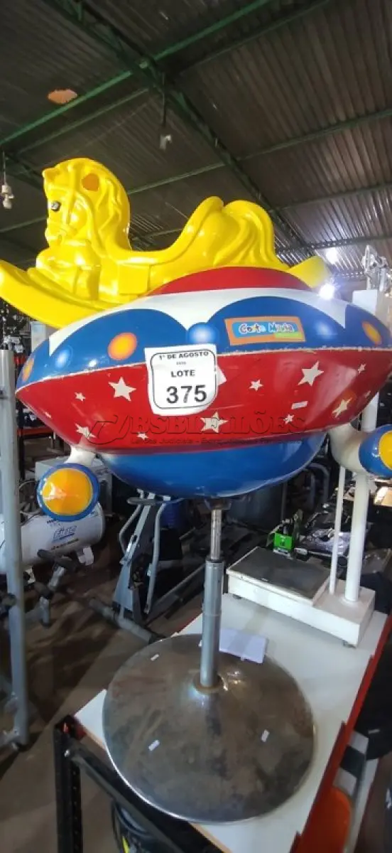 LOTE 375 - 01 BANQUETA INFANTIL PARA BARBEIROS. (NO ESTADO) ATENÇÃO! FAZER A VISITAÇÃO ANTES DE ARREMATAR, NÃO SABEMOS SE FUNCIONA, LEILÃO NÃO TEM GARANTIA E NEM DEVOLUÇÃO, SUJEITO A POSSÍVEIS AVARIAS VISÍVEIS/OCULTAS E/OU AUSÊNCIA DE COMPONENTES.