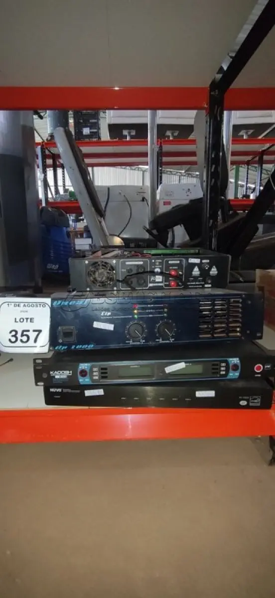 LOTE 357 - 02 RECEPTORES DE MICROFONE E 04 AMPLIFICADORES DE MARCAS E MODELOS DIVERSOS. (NO ESTADO) ATENÇÃO! FAZER A VISITAÇÃO ANTES DE ARREMATAR, NÃO SABEMOS SE FUNCIONA, LEILÃO NÃO TEM GARANTIA E NEM DEVOLUÇÃO, SUJEITO A POSSÍVEIS AVARIAS VISÍVEIS/OCULTAS E/OU AUSÊNCIA DE COMPONENTES.