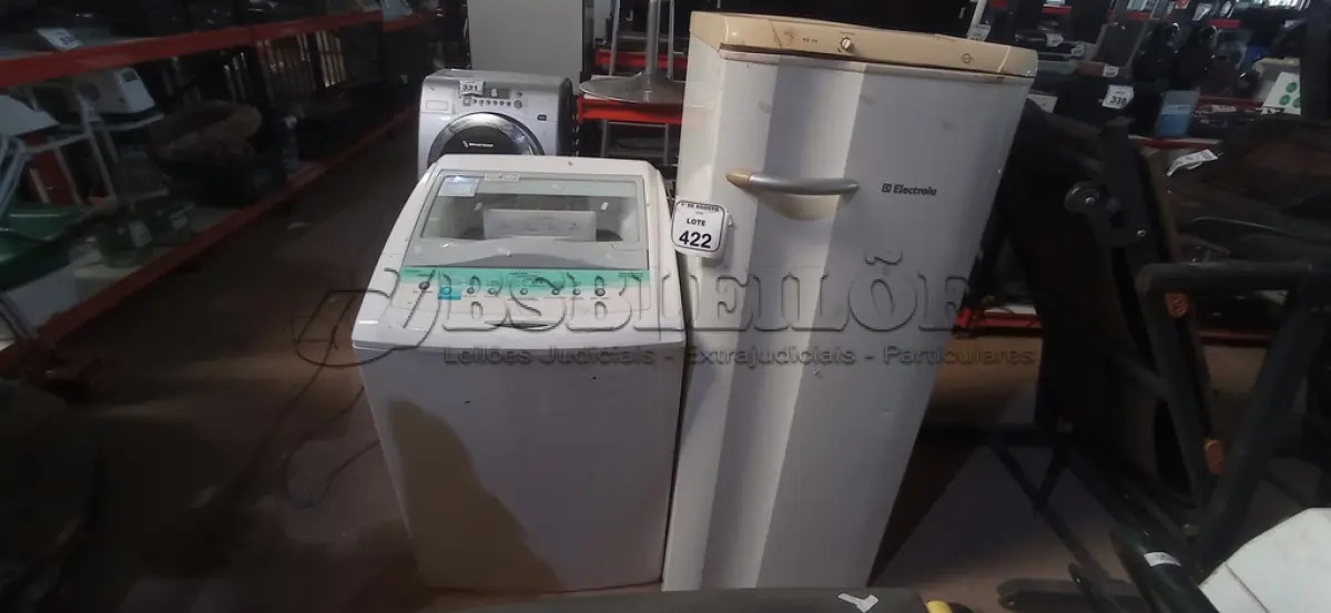 LOTE 422 - 01 GELADEIRA MODELO RE 26 220V MARCA CONSUL E 01 MÁQUINA DE LAVAR 7KG 220V MARCA BRASTEMP. (NO ESTADO) ATENÇÃO! FAZER A VISITAÇÃO ANTES DE ARREMATAR, NÃO SABEMOS SE FUNCIONA, LEILÃO NÃO TEM GARANTIA E NEM DEVOLUÇÃO, SUJEITO A POSSÍVEIS AVARIAS VISÍVEIS/OCULTAS E/OU AUSÊNCIA DE COMPONENTES.