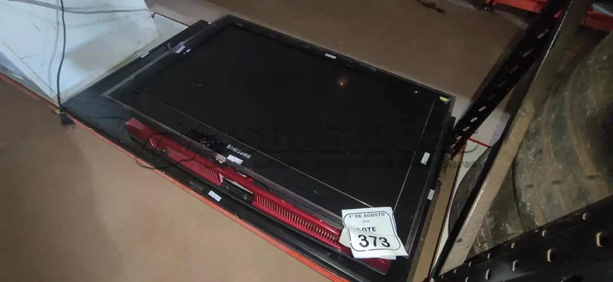 LOTE 373 - 03 TVS DE TAMANHOS E MARCAS DIVERSOS. (NO ESTADO) ATENÇÃO! FAZER A VISITAÇÃO ANTES DE ARREMATAR, NÃO SABEMOS SE FUNCIONA, LEILÃO NÃO TEM GARANTIA E NEM DEVOLUÇÃO, SUJEITO A POSSÍVEIS AVARIAS VISÍVEIS/OCULTAS E/OU AUSÊNCIA DE COMPONENTES.