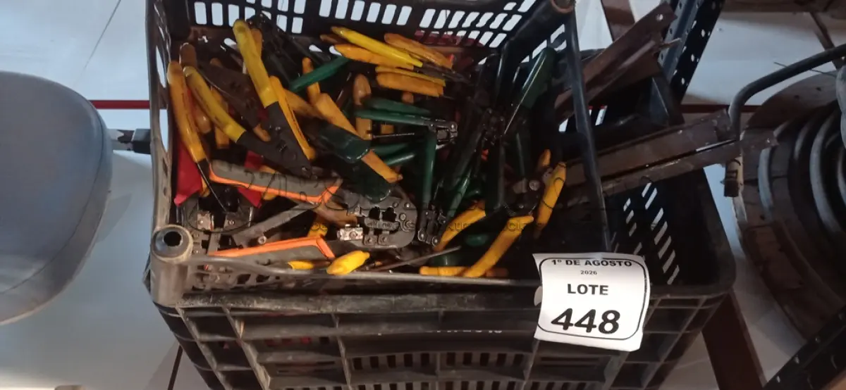 LOTE 448 - 01 MOTOR DE ROÇADEIRA PARA RETIRADA DE PEÇAS, VÁRIAS CANTONEIRAS DE FERRO E 01 CAIXA COM VÁRIOS ALICATES DE MARCAS E MODELOS DIVERSOS. (NO ESTADO) ATENÇÃO! FAZER A VISITAÇÃO ANTES DE ARREMATAR, NÃO SABEMOS SE FUNCIONA, LEILÃO NÃO TEM GARANTIA E NEM DEVOLUÇÃO, SUJEITO A POSSÍVEIS AVARIAS VISÍVEIS/OCULTAS E/OU AUSÊNCIA DE COMPONENTES.