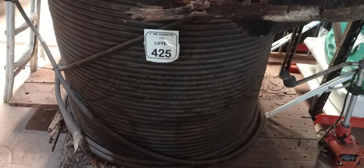LOTE 425 - 01 CARRETEL COM APROXIMADAMENTE 617M DE FIO 0,35MM PRETO DE ALUMÍNIO15KV BLINDADO PRETO. (NO ESTADO) ATENÇÃO! FAZER A VISITAÇÃO ANTES DE ARREMATAR, NÃO SABEMOS SE FUNCIONA, LEILÃO NÃO TEM GARANTIA E NEM DEVOLUÇÃO, SUJEITO A POSSÍVEIS AVARIAS VISÍVEIS/OCULTAS E/OU AUSÊNCIA DE COMPONENTES.