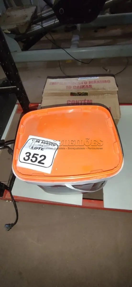 LOTE 352 - 01 BALDE DE SELADOR ACRÍLICO DE 16L MARCA RENOCRIL. (NO ESTADO) ATENÇÃO! FAZER A VISITAÇÃO ANTES DE ARREMATAR, NÃO SABEMOS SE FUNCIONA, LEILÃO NÃO TEM GARANTIA E NEM DEVOLUÇÃO, SUJEITO A POSSÍVEIS AVARIAS VISÍVEIS/OCULTAS E/OU AUSÊNCIA DE COMPONENTES.