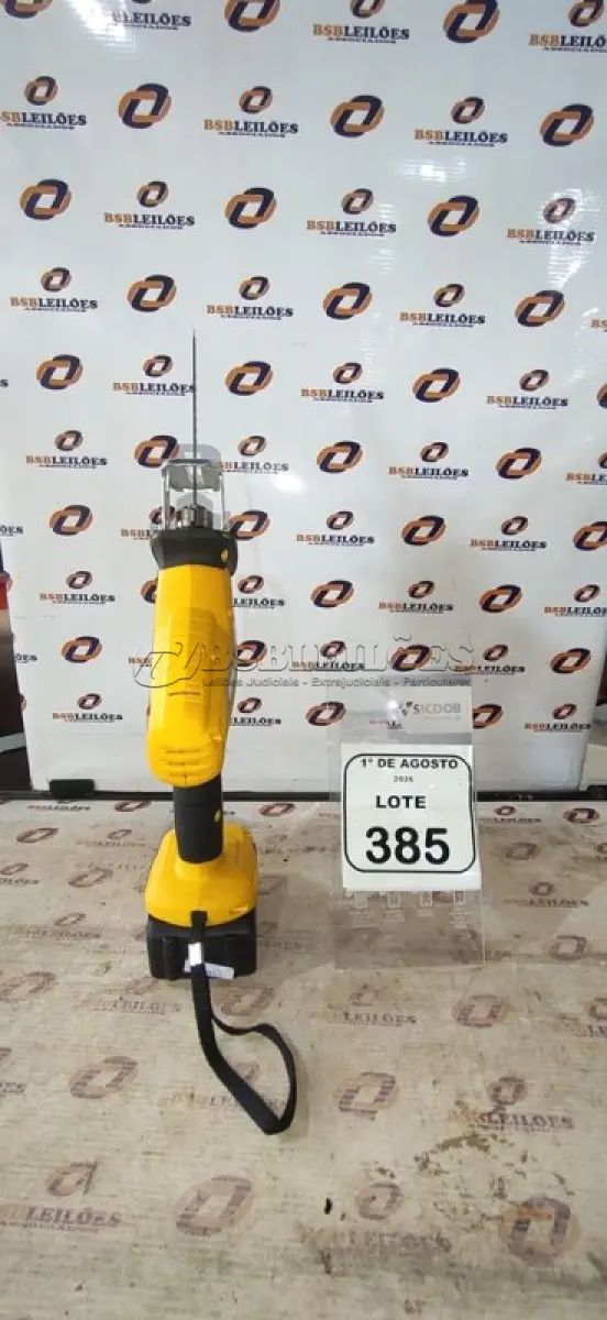 LOTE 385 - 01 SERRA SABRE A BATERIA 48V. (NO ESTADO) ATENÇÃO! FAZER A VISITAÇÃO ANTES DE ARREMATAR, NÃO SABEMOS SE FUNCIONA, LEILÃO NÃO TEM GARANTIA E NEM DEVOLUÇÃO, SUJEITO A POSSÍVEIS AVARIAS VISÍVEIS/OCULTAS E/OU AUSÊNCIA DE COMPONENTES.
