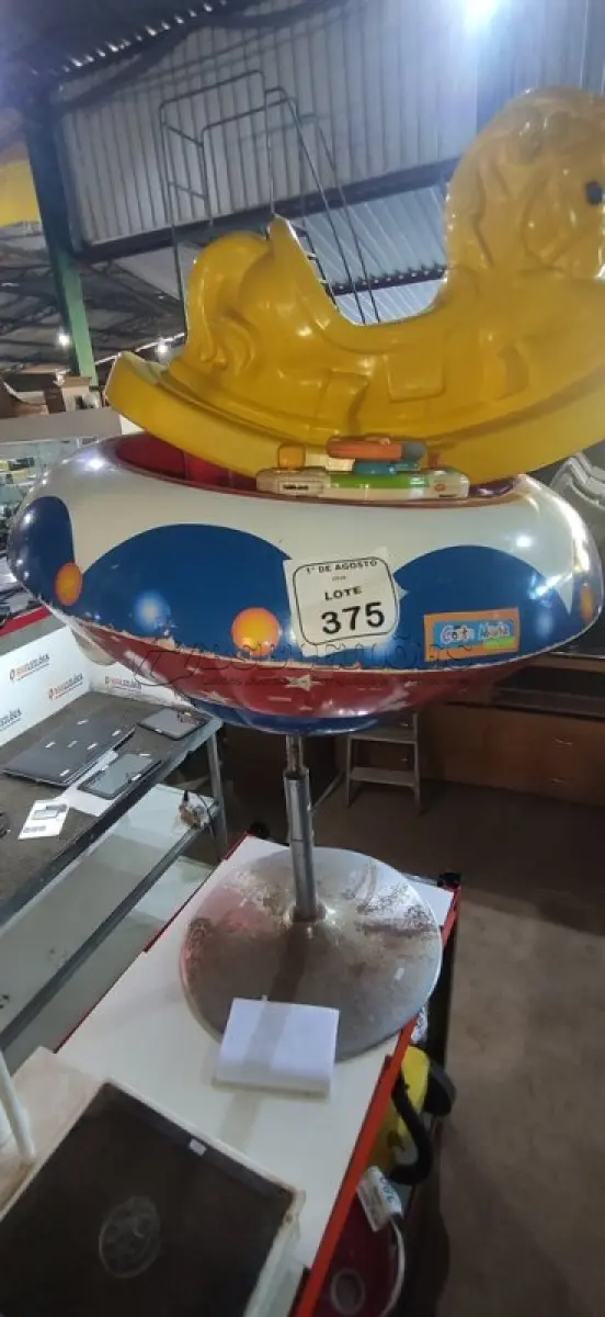 LOTE 375 - 01 BANQUETA INFANTIL PARA BARBEIROS. (NO ESTADO) ATENÇÃO! FAZER A VISITAÇÃO ANTES DE ARREMATAR, NÃO SABEMOS SE FUNCIONA, LEILÃO NÃO TEM GARANTIA E NEM DEVOLUÇÃO, SUJEITO A POSSÍVEIS AVARIAS VISÍVEIS/OCULTAS E/OU AUSÊNCIA DE COMPONENTES.
