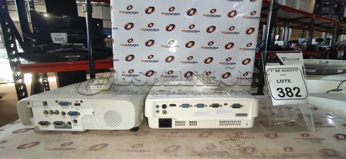 LOTE 382 - 02 PROJETORES MARCAS BENQ E EPSON. (NO ESTADO) ATENÇÃO! FAZER A VISITAÇÃO ANTES DE ARREMATAR, NÃO SABEMOS SE FUNCIONA, LEILÃO NÃO TEM GARANTIA E NEM DEVOLUÇÃO, SUJEITO A POSSÍVEIS AVARIAS VISÍVEIS/OCULTAS E/OU AUSÊNCIA DE COMPONENTES.