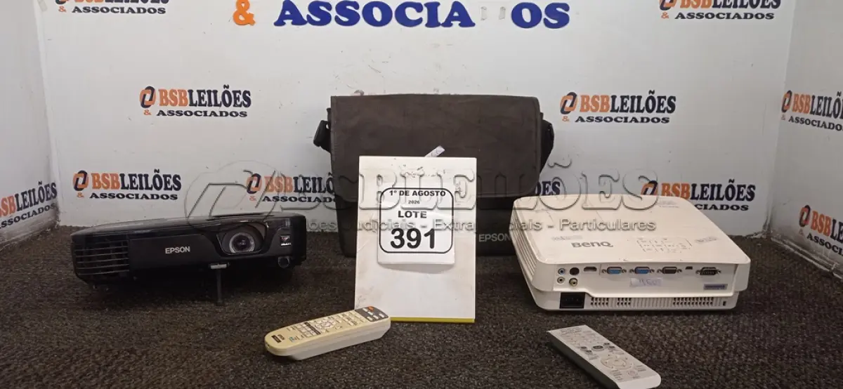 LOTE 391 - 02 PROJETORES MARCAS BENQ E EPSON. (NO ESTADO) ATENÇÃO! FAZER A VISITAÇÃO ANTES DE ARREMATAR, NÃO SABEMOS SE FUNCIONA, LEILÃO NÃO TEM GARANTIA E NEM DEVOLUÇÃO, SUJEITO A POSSÍVEIS AVARIAS VISÍVEIS/OCULTAS E/OU AUSÊNCIA DE COMPONENTES.
