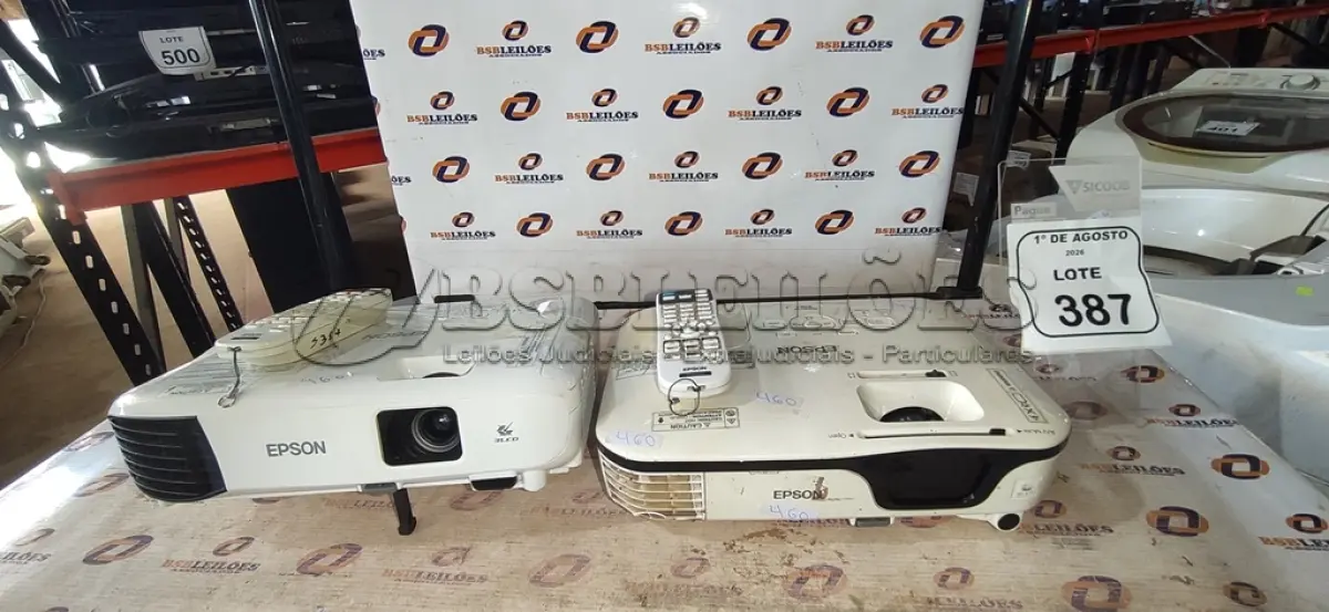 LOTE 387 - 02 PROJETORES MARCA EPSON. (NO ESTADO) ATENÇÃO! FAZER A VISITAÇÃO ANTES DE ARREMATAR, NÃO SABEMOS SE FUNCIONA, LEILÃO NÃO TEM GARANTIA E NEM DEVOLUÇÃO, SUJEITO A POSSÍVEIS AVARIAS VISÍVEIS/OCULTAS E/OU AUSÊNCIA DE COMPONENTES.