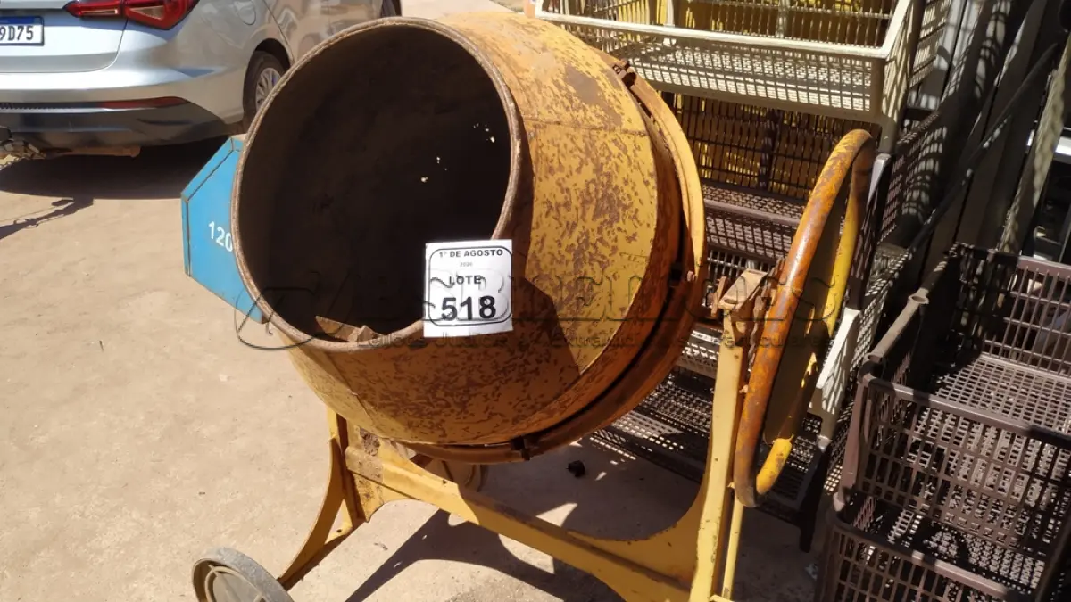 LOTE 518 - 01 BETONEIRA 120L COM AVARIA. (NO ESTADO) ATENÇÃO! FAZER A VISITAÇÃO ANTES DE ARREMATAR, NÃO SABEMOS SE FUNCIONA, LEILÃO NÃO TEM GARANTIA E NEM DEVOLUÇÃO, SUJEITO A POSSÍVEIS AVARIAS VISÍVEIS/OCULTAS E/OU AUSÊNCIA DE COMPONENTES.