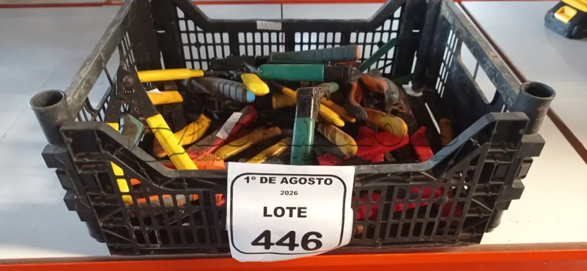 LOTE 446 - 01 CAIXA COM VÁRIOS ALICATES DE MARCAS E MODELOS DIVERSOS. (NO ESTADO) ATENÇÃO! FAZER A VISITAÇÃO ANTES DE ARREMATAR, NÃO SABEMOS SE FUNCIONA, LEILÃO NÃO TEM GARANTIA E NEM DEVOLUÇÃO, SUJEITO A POSSÍVEIS AVARIAS VISÍVEIS/OCULTAS E/OU AUSÊNCIA DE COMPONENTES.