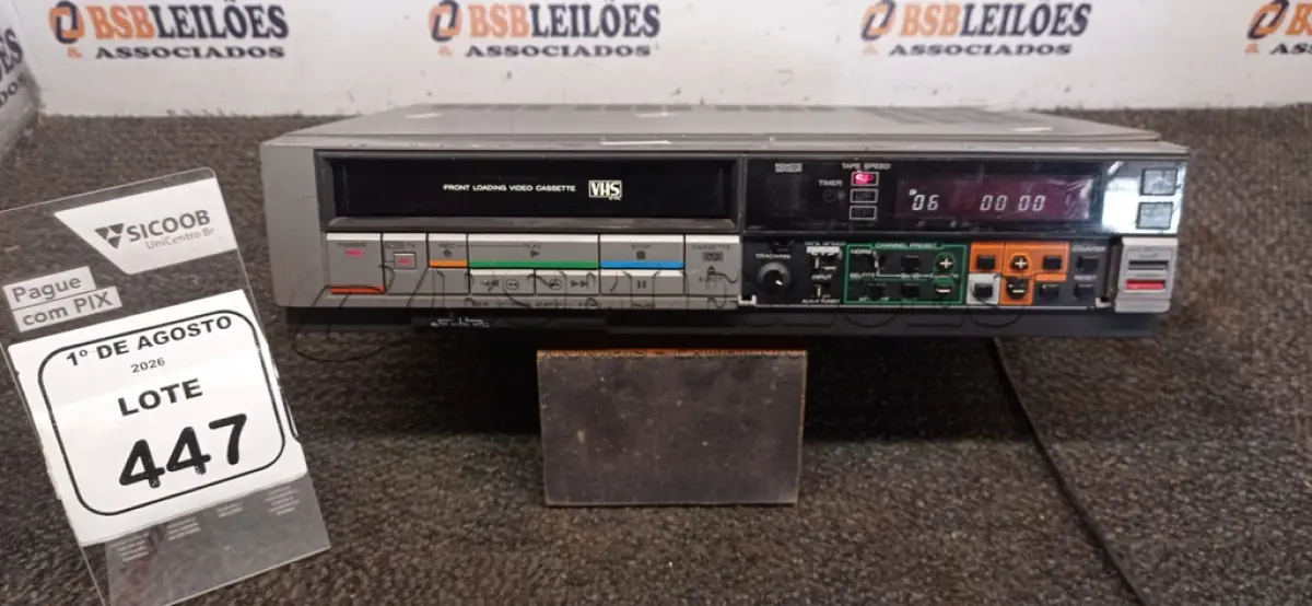 LOTE 447 - 01 APARELHO DE VÍDEO CASSETE MARCA PHILCO HITACHI. (NO ESTADO) ATENÇÃO! FAZER A VISITAÇÃO ANTES DE ARREMATAR, NÃO SABEMOS SE FUNCIONA, LEILÃO NÃO TEM GARANTIA E NEM DEVOLUÇÃO, SUJEITO A POSSÍVEIS AVARIAS VISÍVEIS/OCULTAS E/OU AUSÊNCIA DE COMPONENTES.