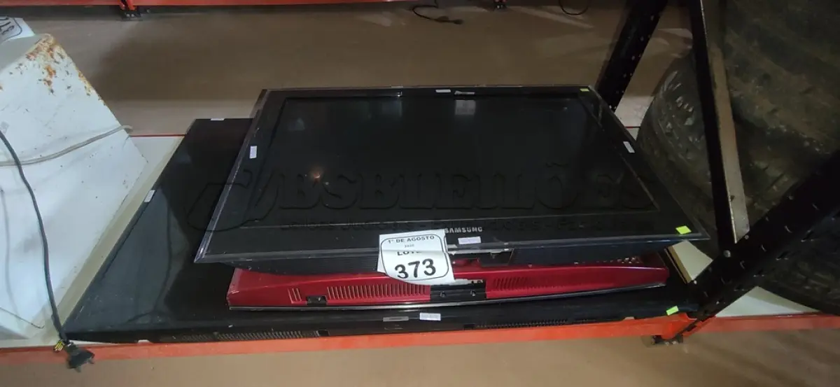 LOTE 373 - 03 TVS DE TAMANHOS E MARCAS DIVERSOS. (NO ESTADO) ATENÇÃO! FAZER A VISITAÇÃO ANTES DE ARREMATAR, NÃO SABEMOS SE FUNCIONA, LEILÃO NÃO TEM GARANTIA E NEM DEVOLUÇÃO, SUJEITO A POSSÍVEIS AVARIAS VISÍVEIS/OCULTAS E/OU AUSÊNCIA DE COMPONENTES.