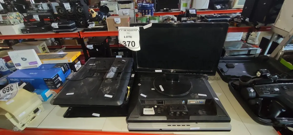 LOTE 370 - 10 MONITORES DE MARCAS E MODELOS DIVERSAS. (NO ESTADO) ATENÇÃO! FAZER A VISITAÇÃO ANTES DE ARREMATAR, NÃO SABEMOS SE FUNCIONA, LEILÃO NÃO TEM GARANTIA E NEM DEVOLUÇÃO, SUJEITO A POSSÍVEIS AVARIAS VISÍVEIS/OCULTAS E/OU AUSÊNCIA DE COMPONENTES.